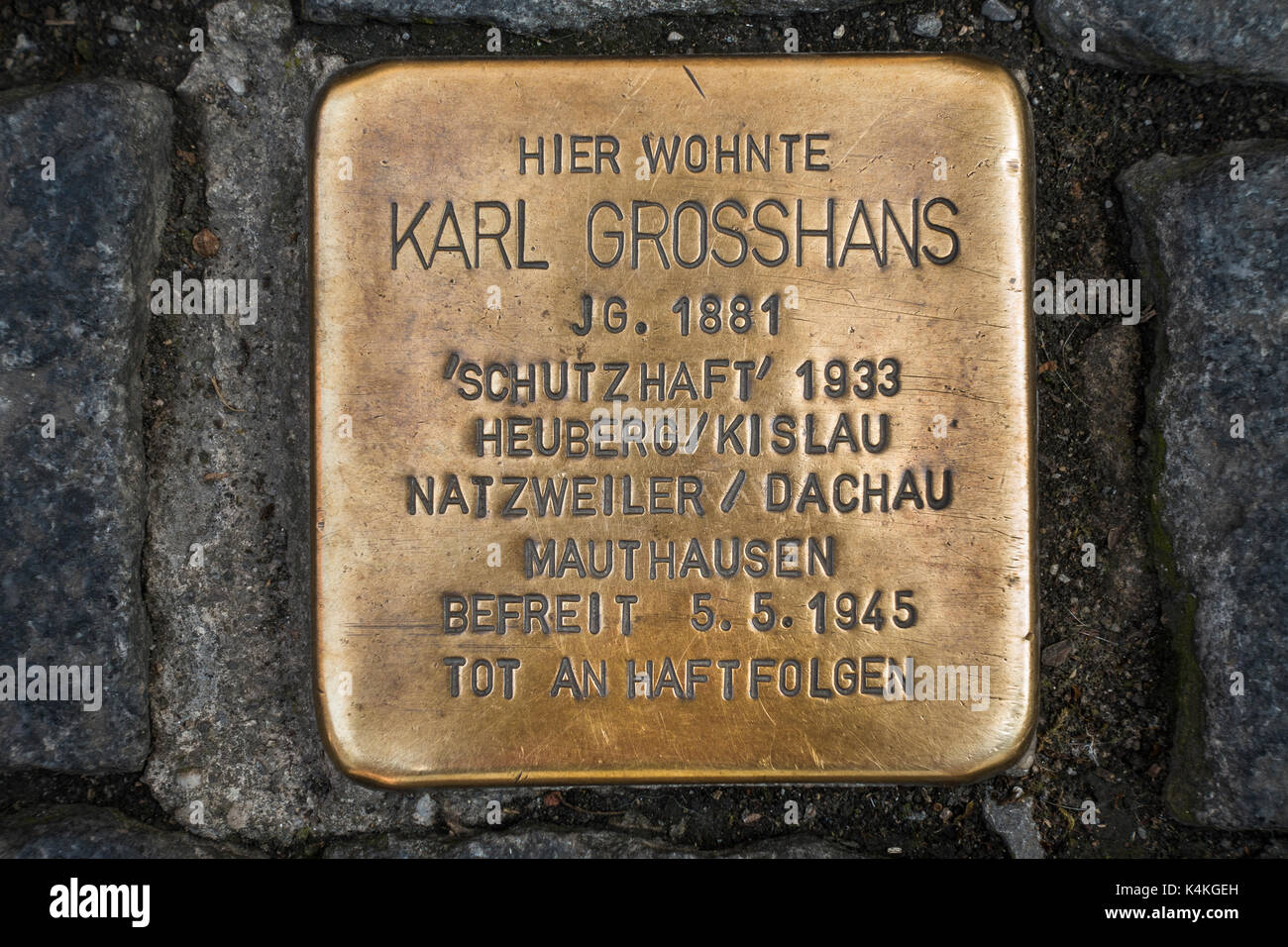 Stolperstein, Messing Plakette in den Bürgersteig, in Erinnerung an die Opfer der NS-Zeit, Art Projekt von Gunter Demmig, Konstanz Stockfoto