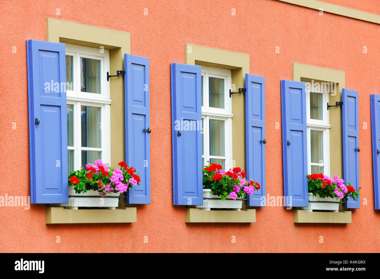 Fassade mit Fenster und Blumen, Unterfranken, Bayern, Deutschland Stockfoto