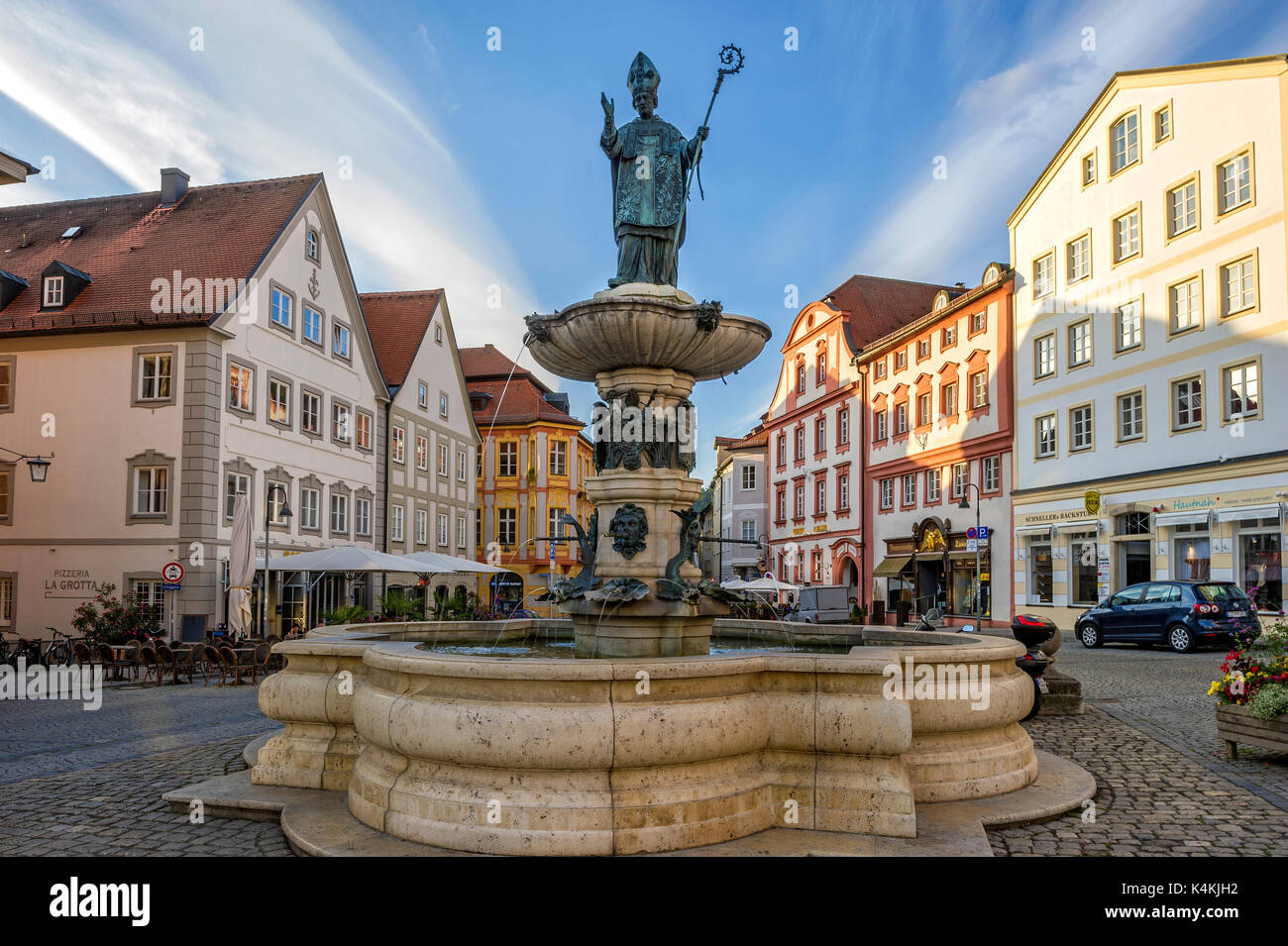 Willibaldsbrunnen mit Statue des Missionars und Bischofs Willibald, Marktplatz, Eichstätt, Oberbayern, Bayern, Deutschland Stockfoto
