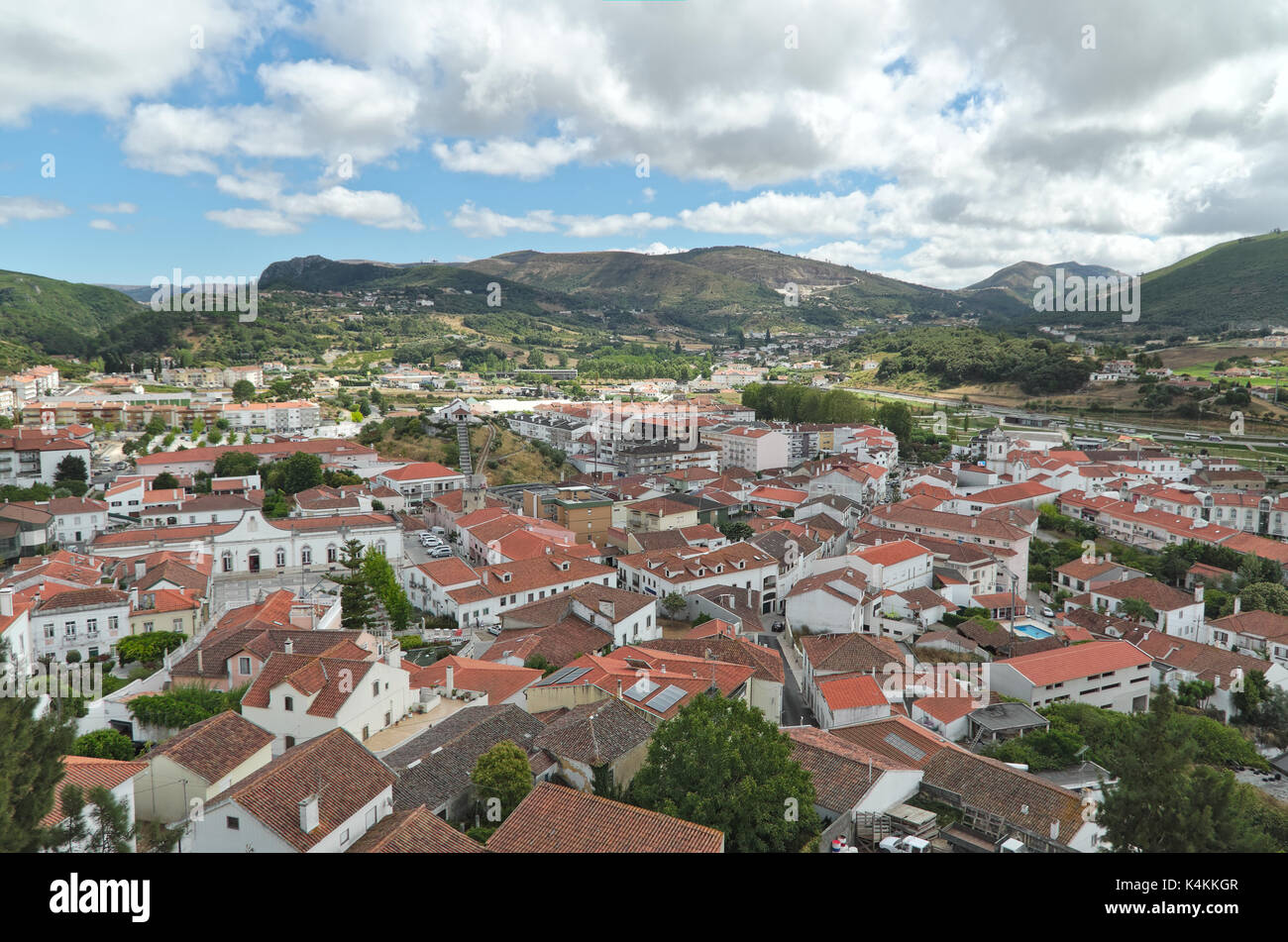 Überblick über das Dorf Porto de Mos von der Burg Leiria, Portugal Stockfoto