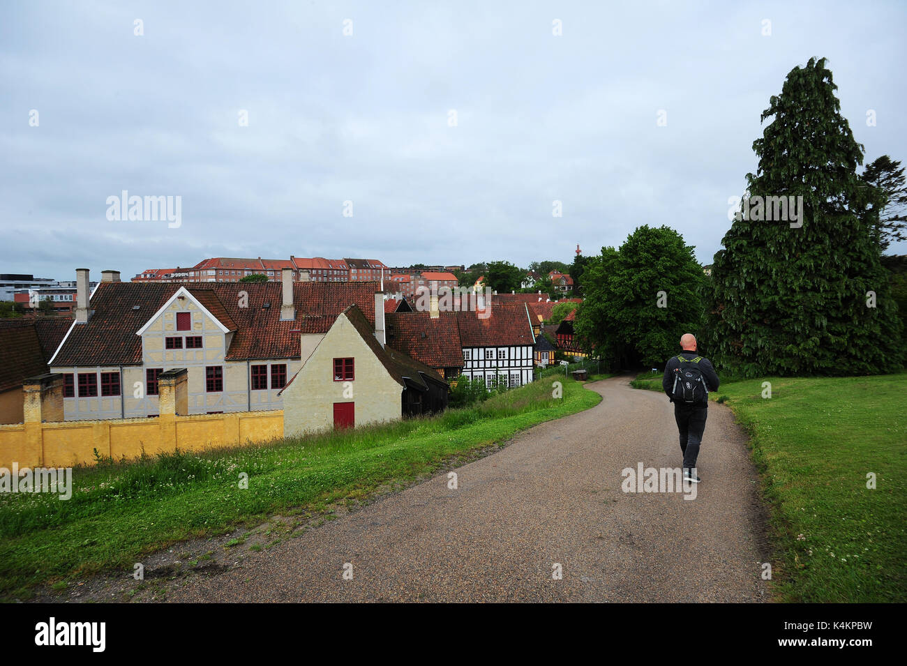 Ein Mann geht durch Den Gamle durch (die Altstadt), Open air Folk Museum in Aarhus, Dänemark bekannt. Stockfoto