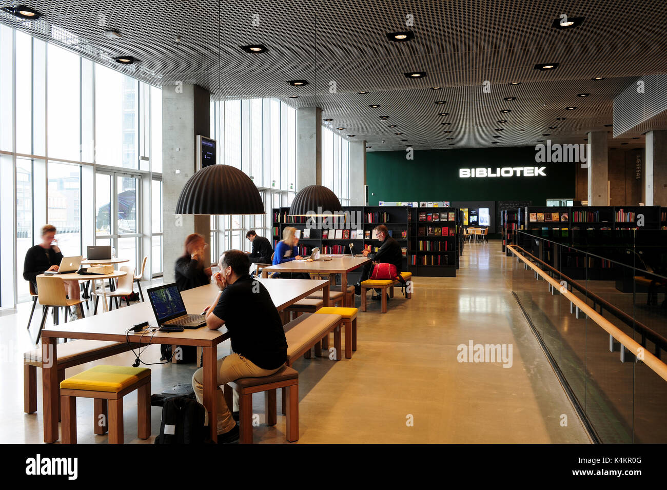 Die Bibliothek im Inneren dokk 1, eine neue Kultur und Multimedia Haus in Aarhus, Dänemark. Stockfoto