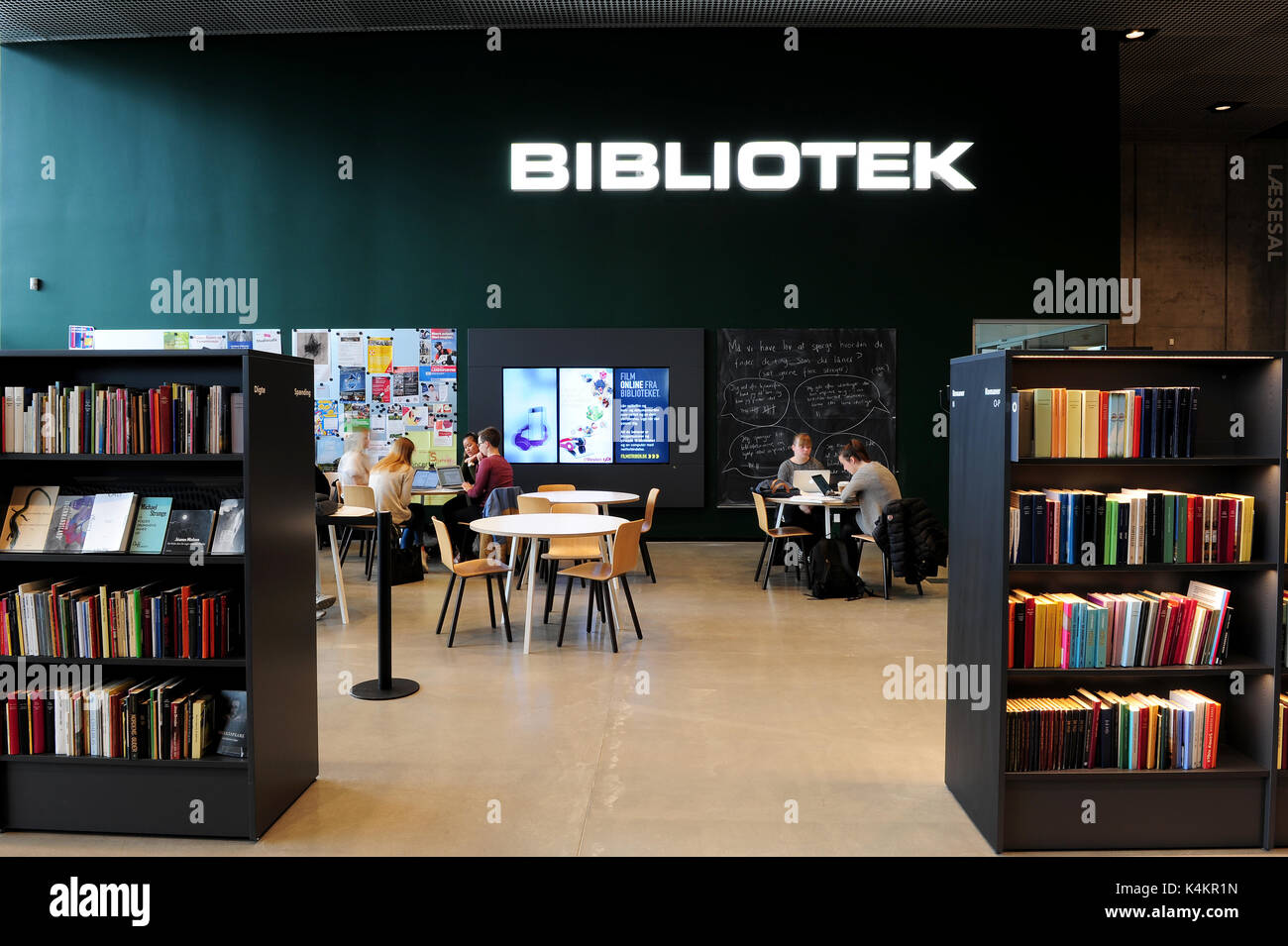 Die Bibliothek im Inneren dokk 1, eine neue Kultur und Multimedia Haus in Aarhus, Dänemark. Stockfoto