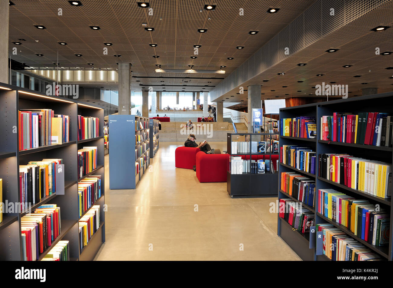 Die Bibliothek im Inneren dokk 1, eine neue Kultur und Multimedia Haus in Aarhus, Dänemark. Stockfoto