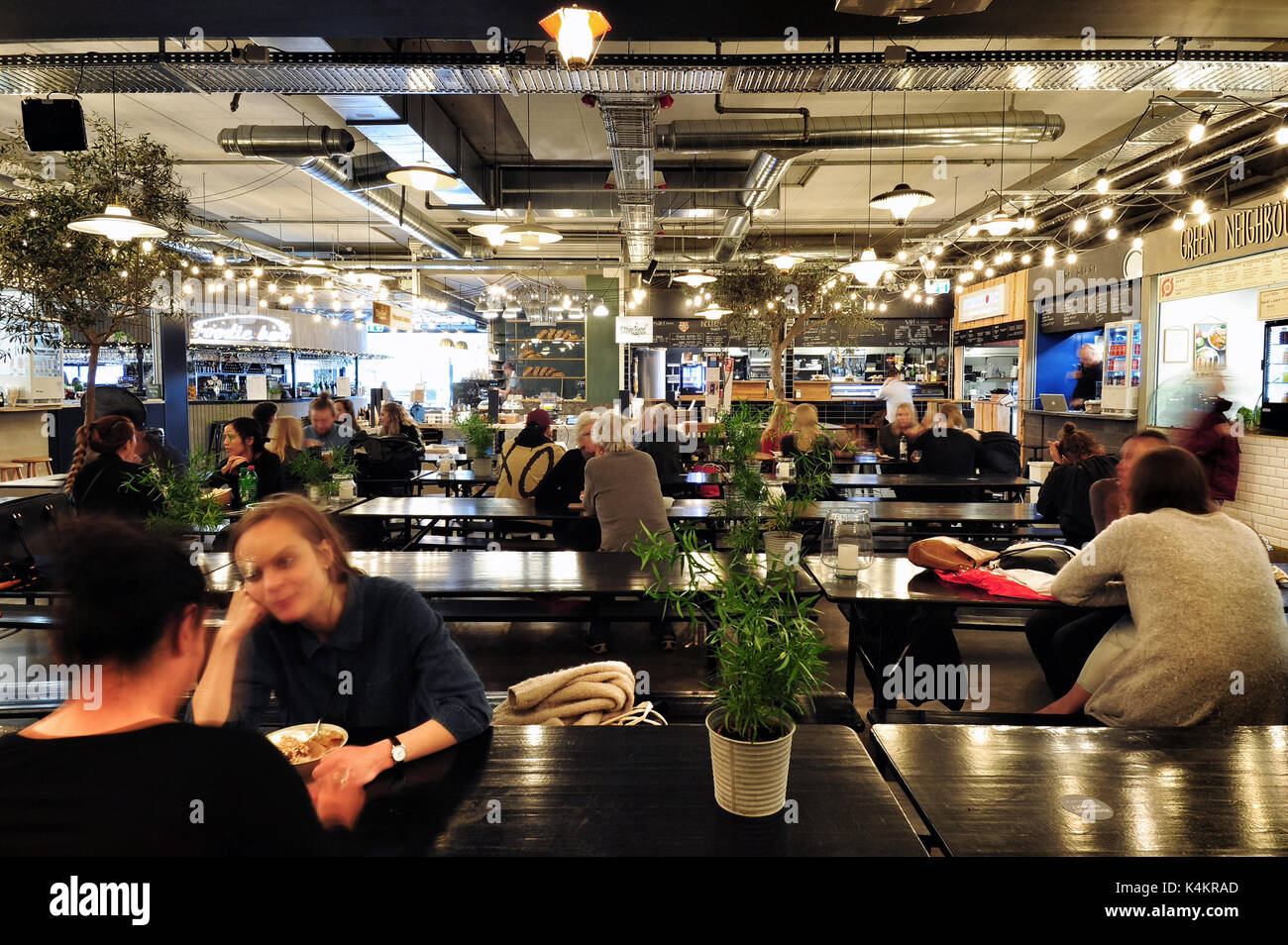 Die Leute an der Aarhus Central Food Market in Aarhus, Dänemark. Stockfoto