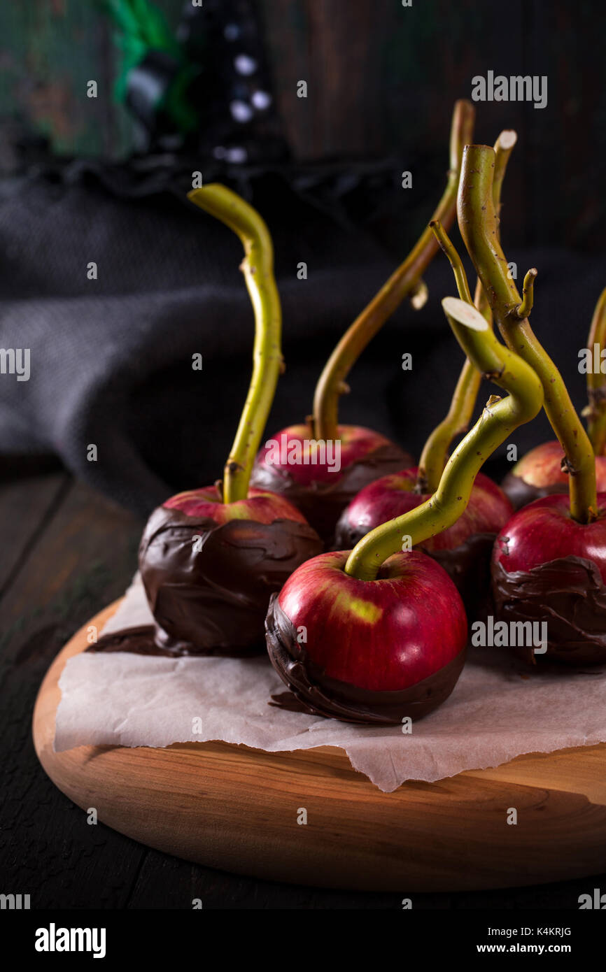 Äpfel in schwarze Schokolade Glasur Stockfoto