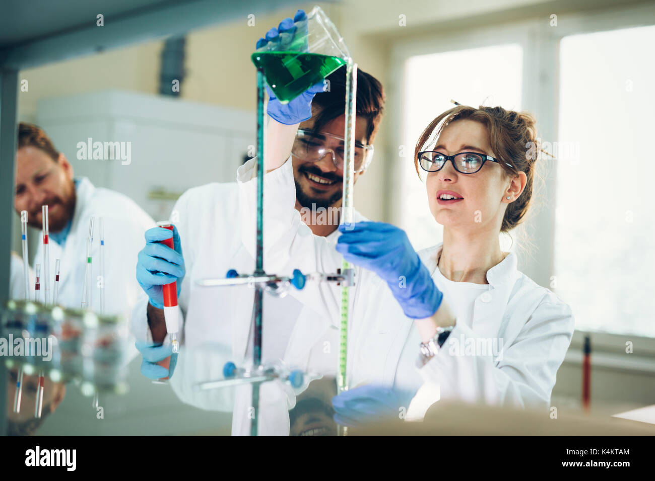 Junge Studenten der Chemie im Labor arbeiten Stockfoto