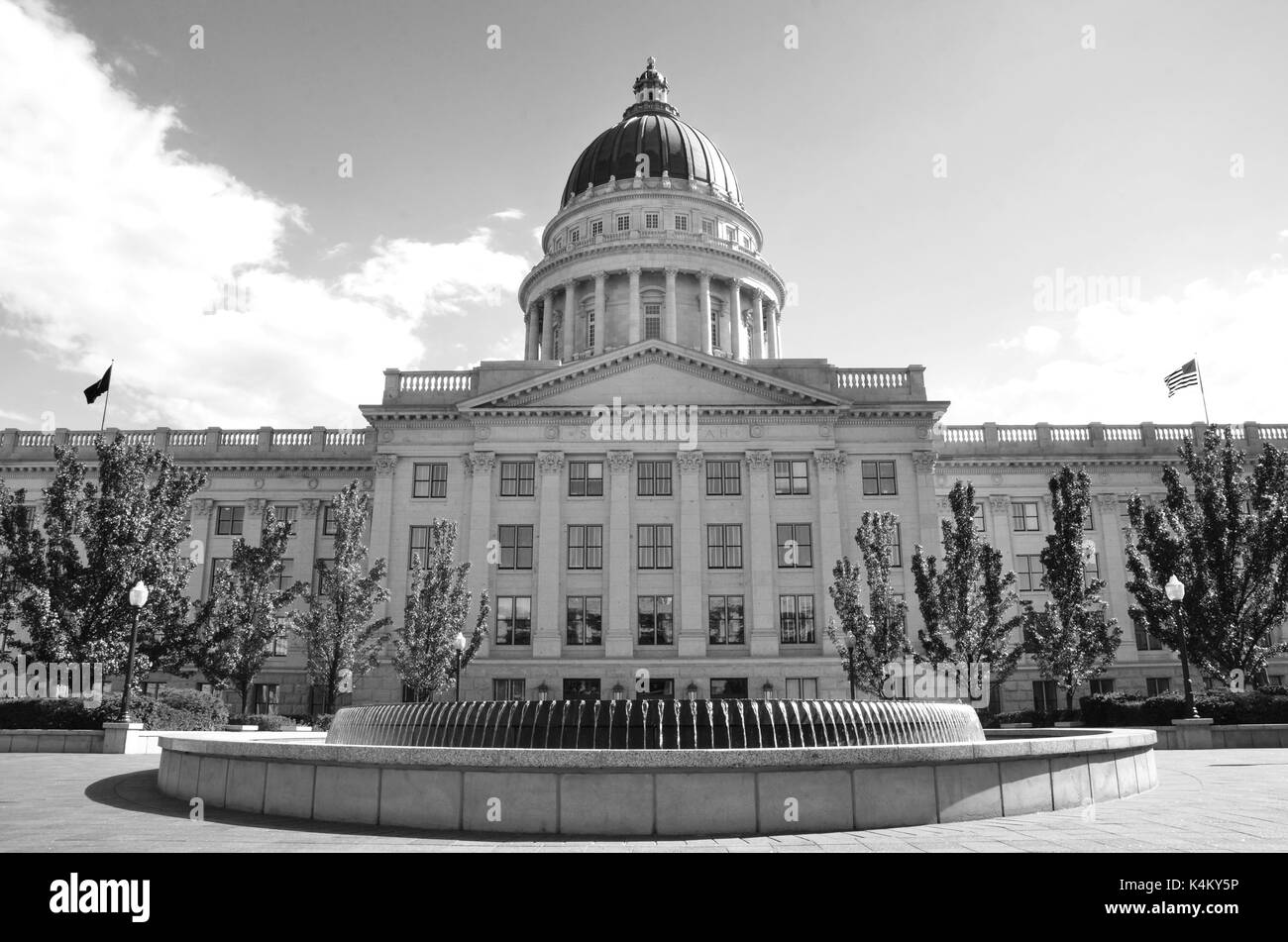 Die Utah State Capitol Building von einem geraden Blick an einem sonnigen Tag, Schwarz und Weiß. Stockfoto