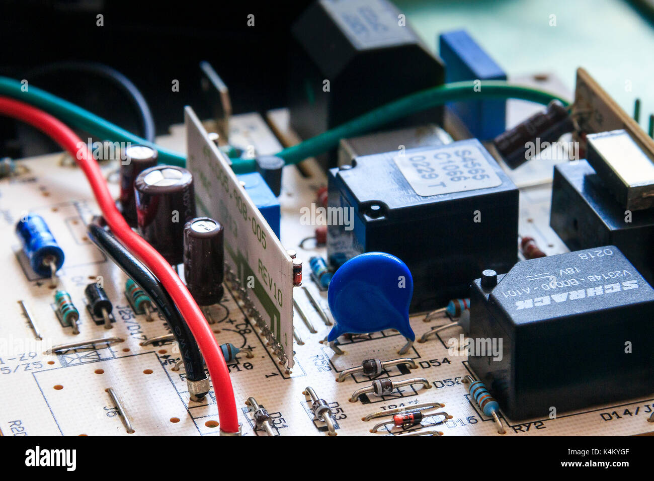 In der Nähe von elektronischen Komponenten und Leitungen auf einer Leiterplatte Stockfoto