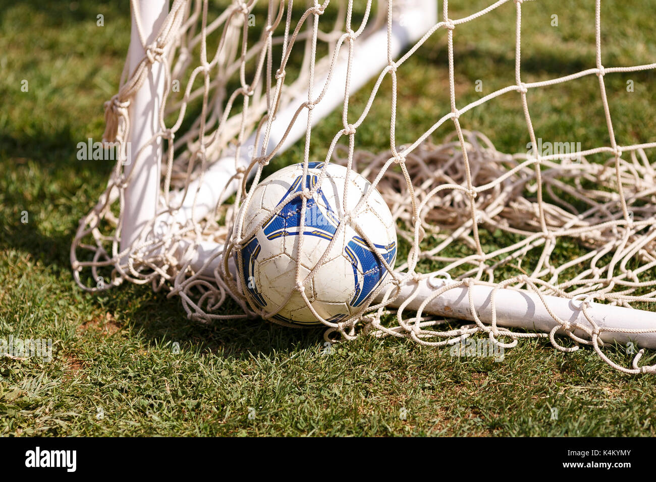 Ball in ein Tor net Stockfoto