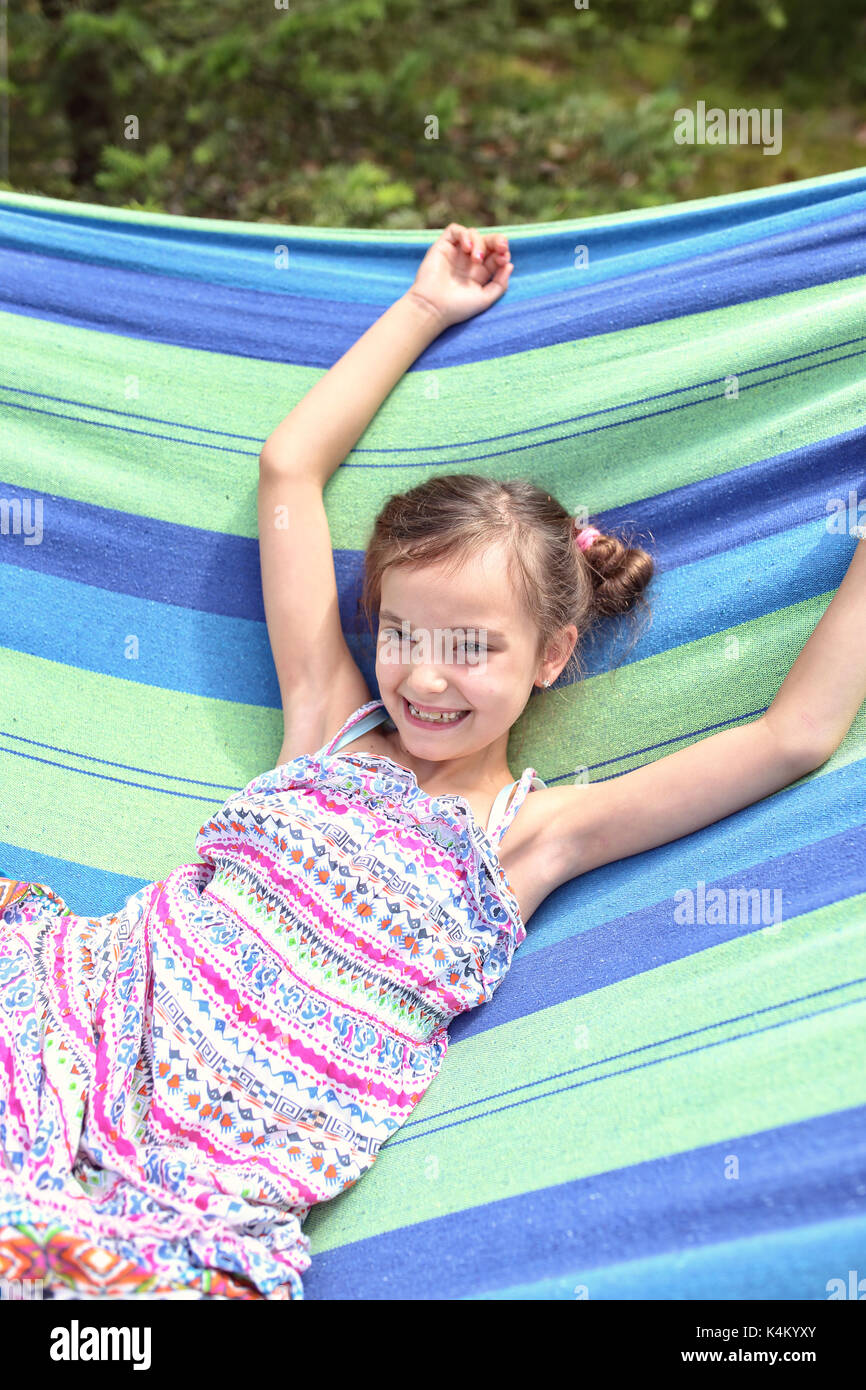 Fröhlich lachende Mädchen in einem warmen Sommertag Stockfoto