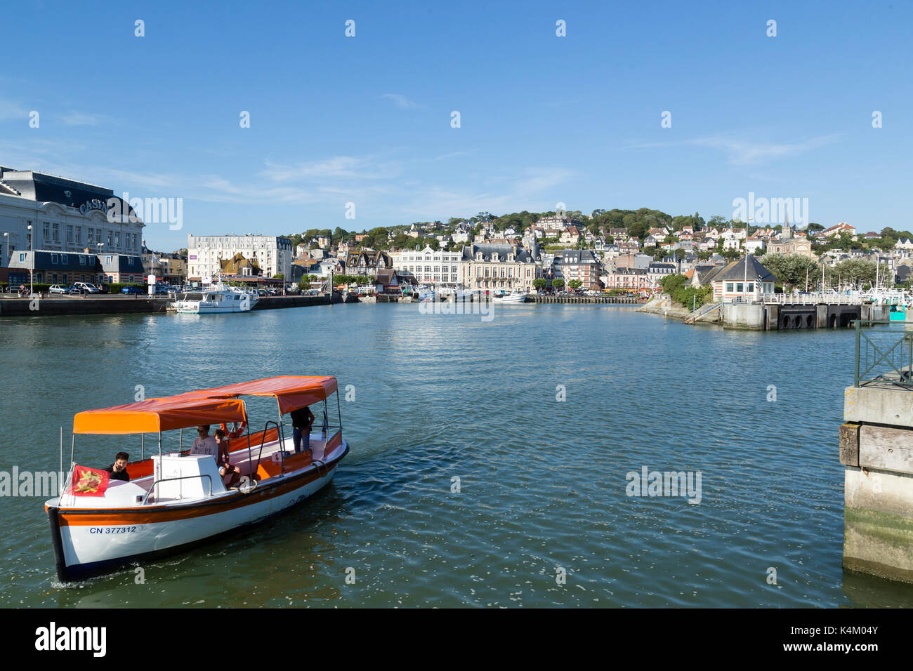 Frankreich, Calvados (14), Trouville-sur-Mer vu depuis Deauville et le bâteau passeur pour traverser la Touques qui sépare les deux villes // Frankreich, Calv Stockfoto