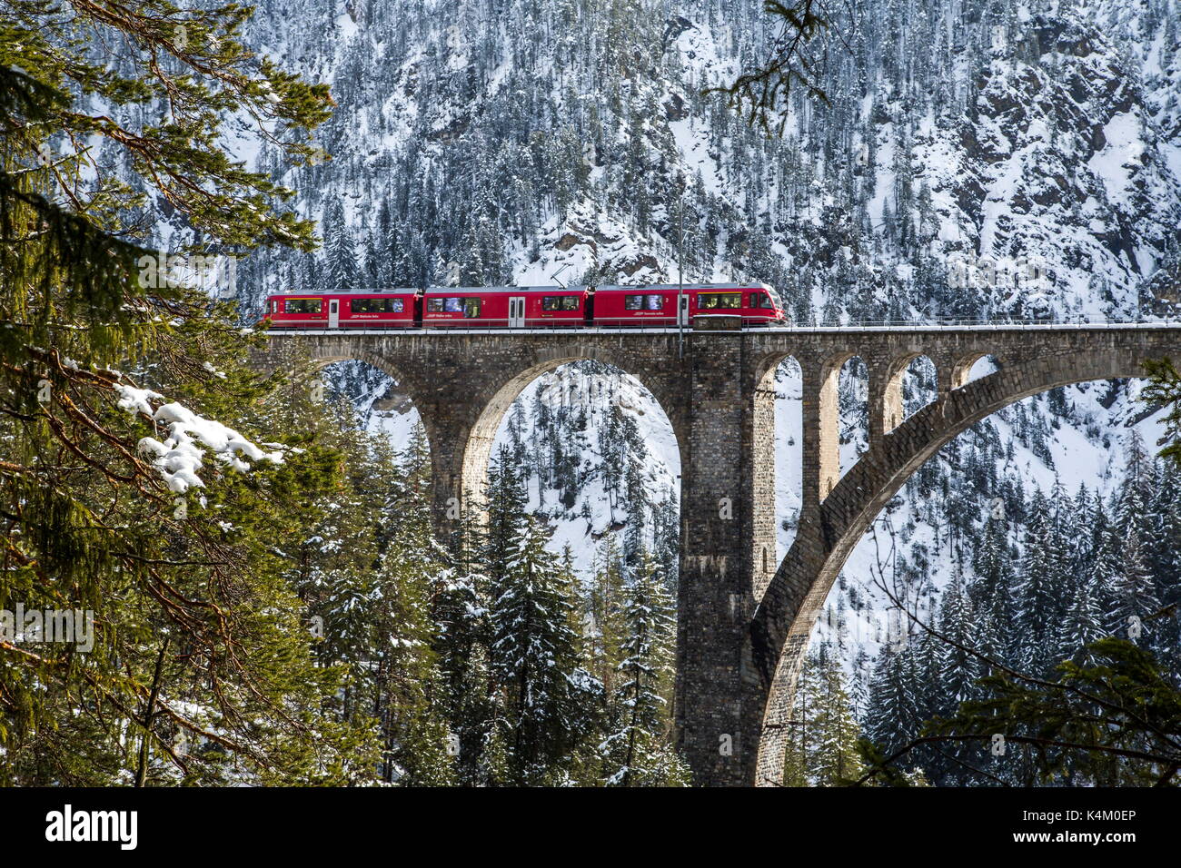 Bernina Express Zug auf Wiesener Viadukt, Davos, Schweiz Stockfoto