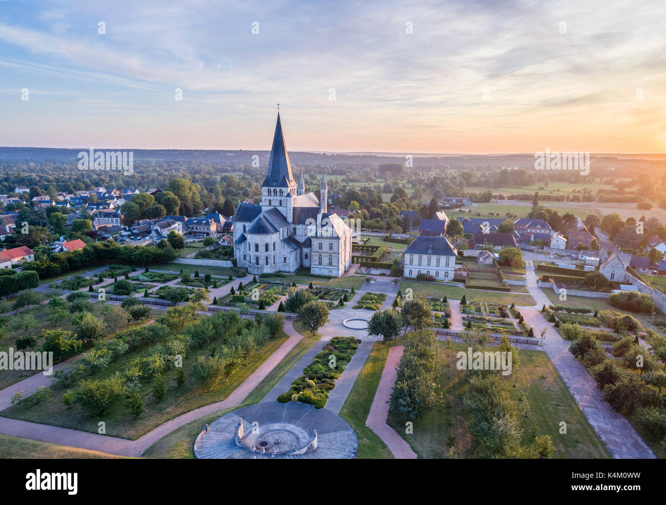 France, seine-Maritime (76), Saint-Martin-de-Boscherville, abbaye Saint-Georges de Boscherville le soir (vue aérienne) // Frankreich, seine-Maritime, Sain Stockfoto