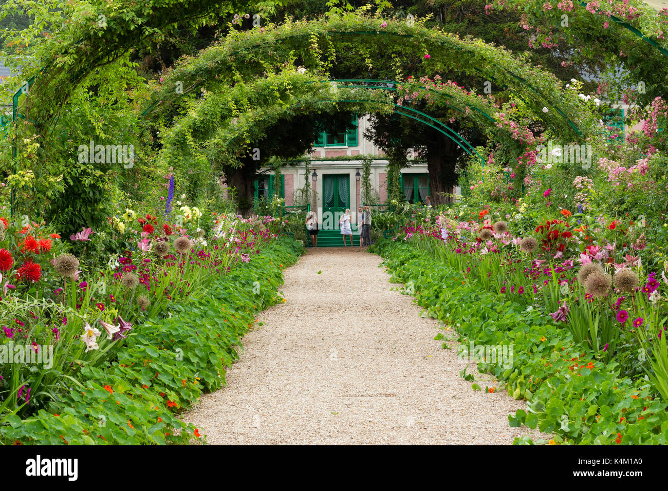 Frankreich, Eure (27), Giverny, jardin et maison du peintre Claude Monet, Arche de rosiers et allée principale bordée de capucines, ails, lys, dahlias // Stockfoto