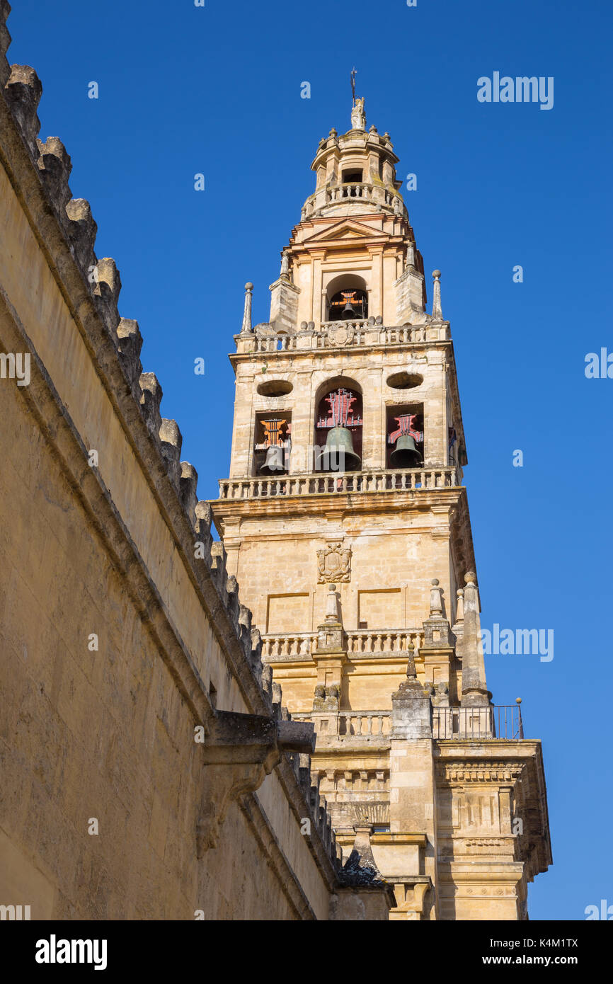 Cordoba - Die Kathedrale Turm und Mauern. Stockfoto