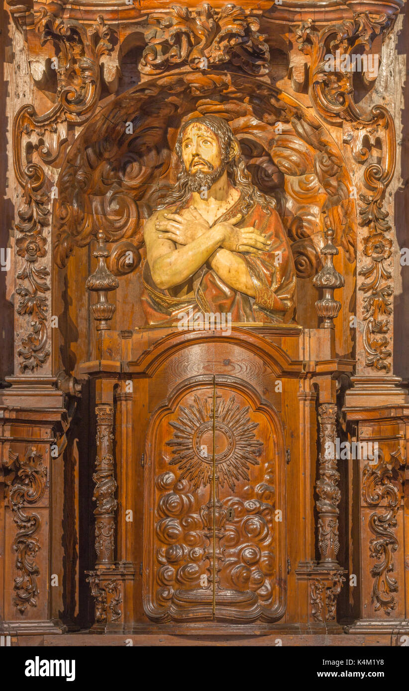 CORDOBA, Spanien - 29. MAI 2015: Die geschnitzte Statue von Flagellated Jesus Christus in scarleat Mantel in Kirche Real Colegiata de San Hipolito Stockfoto