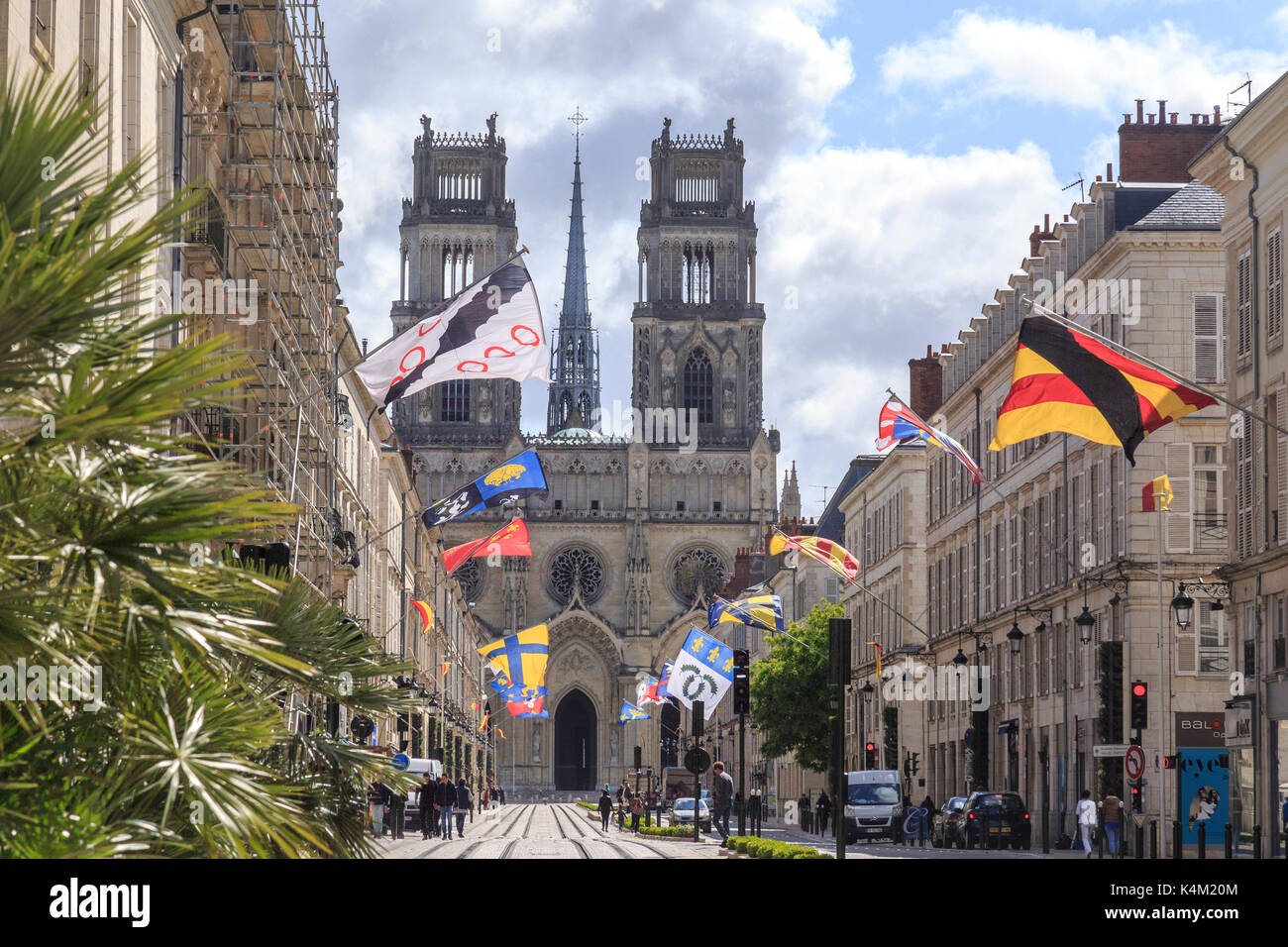 Frankreich, Loiret (45), Orléans, cathédrale Sainte-Croix et rue Jeanne d'Arc // Frankreich, Loiret, Orleans, Sainte Croix Kathedrale und Jeanne d'Arc Straße Stockfoto