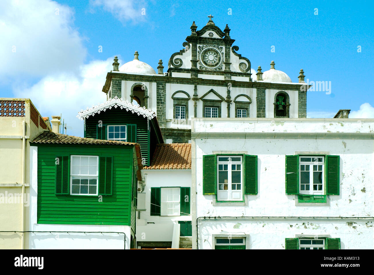 Häuser der Stadt Horta und der Igreja de São Salvador. Faial, Azoren, Portugal Stockfoto