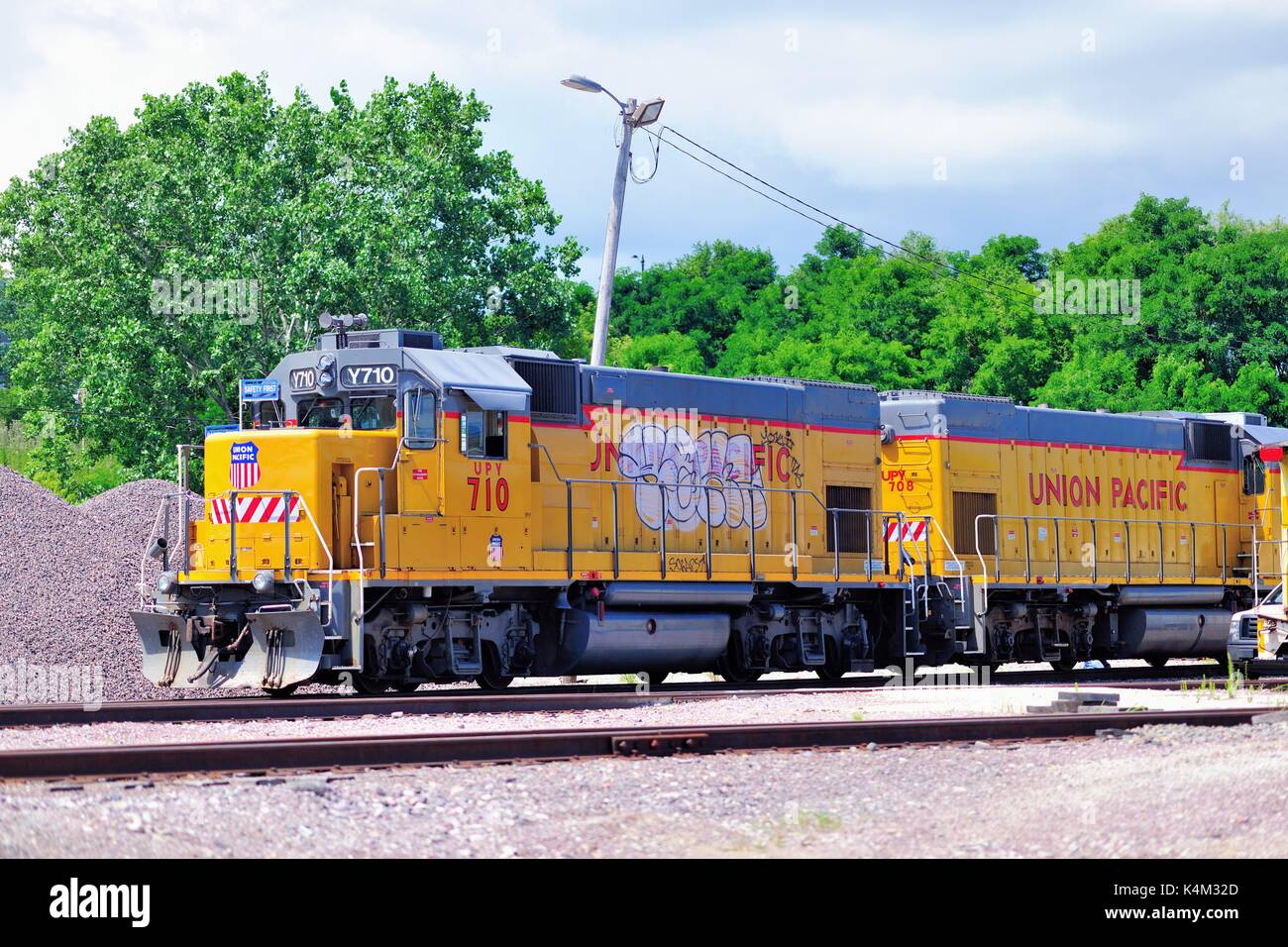 Ein paar der Union Pacific Yard Lokomotiven im Leerlauf in der Nähe von Getreidesilos und Waukegan Harbor in Waukegan, Illinois, USA. Stockfoto