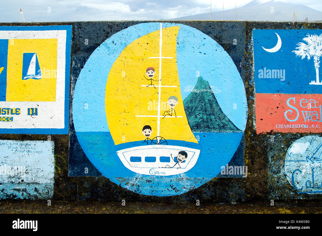 Gemälde von Seglern aus der ganzen Welt gemacht, in der Marina in der Stadt Horta. Faial, Azoren, Portugal Stockfoto