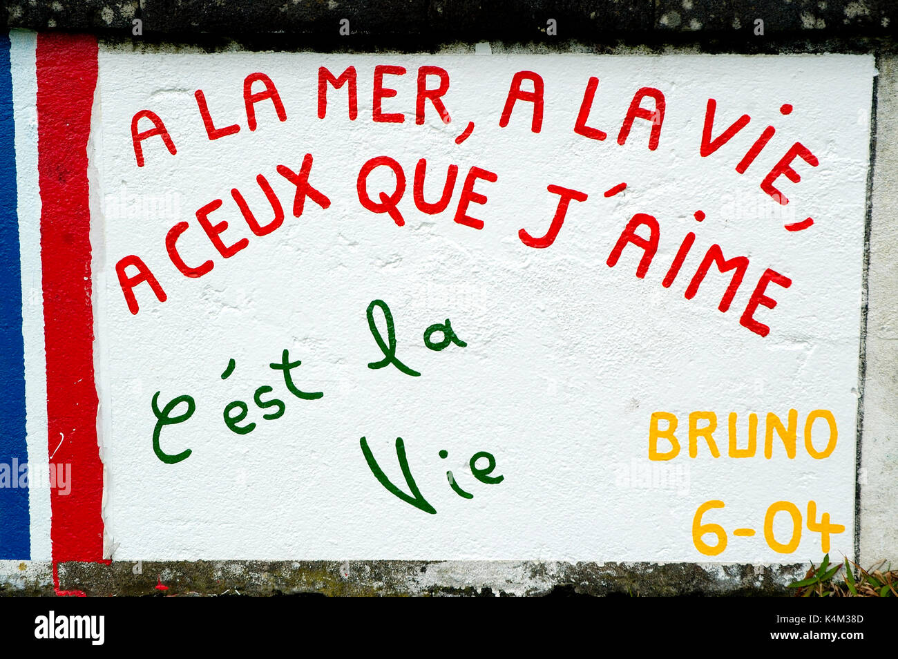 Gemälde von Seglern aus der ganzen Welt gemacht, in der Marina in der Stadt Horta. Faial, Azoren, Portugal Stockfoto