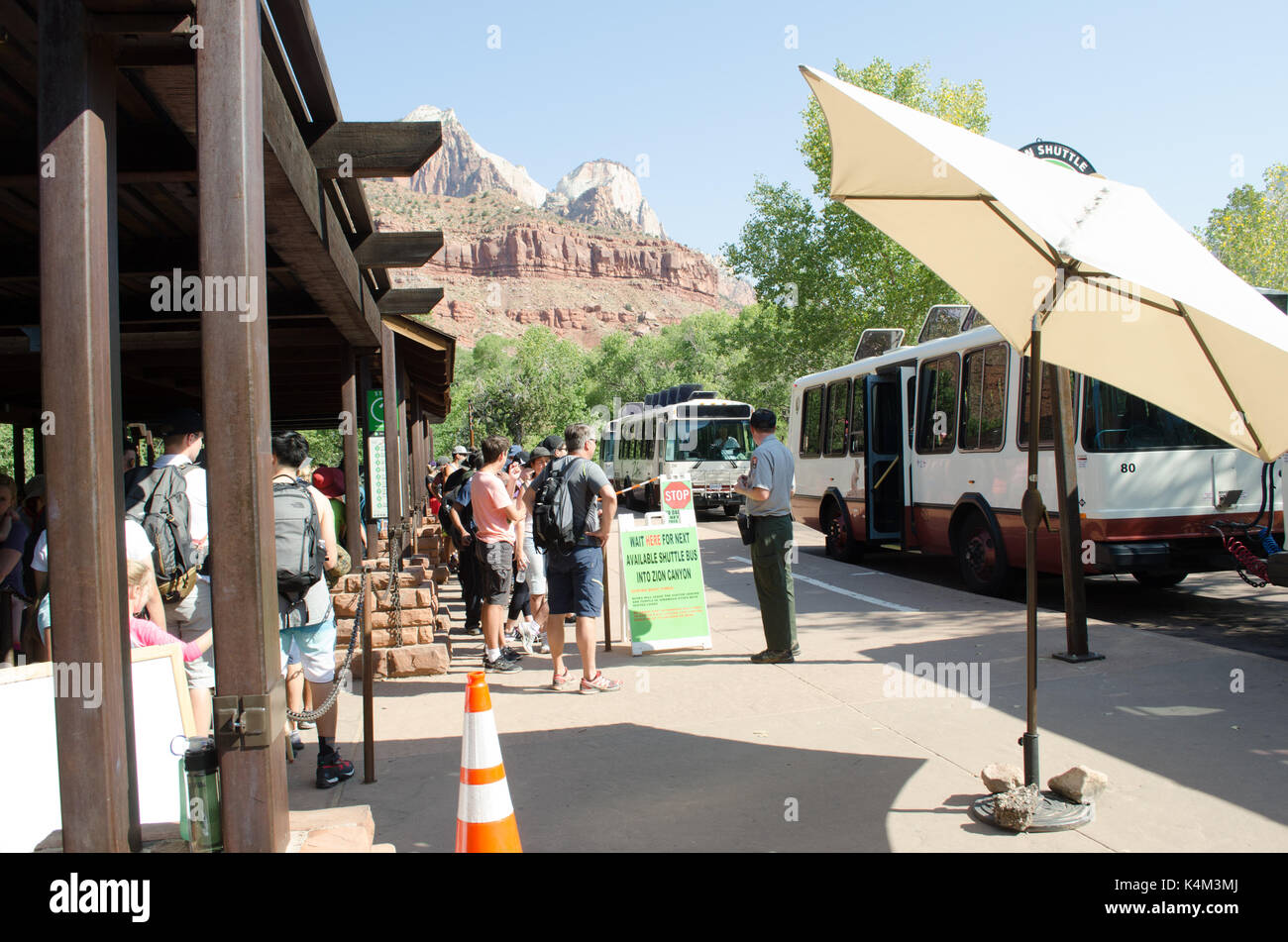 Linie der Besucher wartet der Bus im Zion National Park, Utah USA, am Labor Day Wochenende 2017 zu fahren Stockfoto