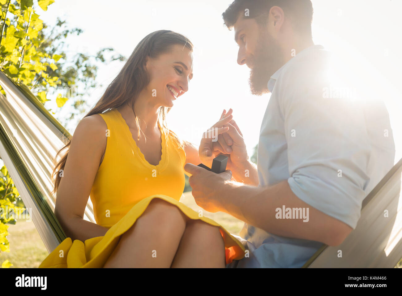 Glückliche Menschen, Engagement Ring am Finger der Freundin auf Stockfoto