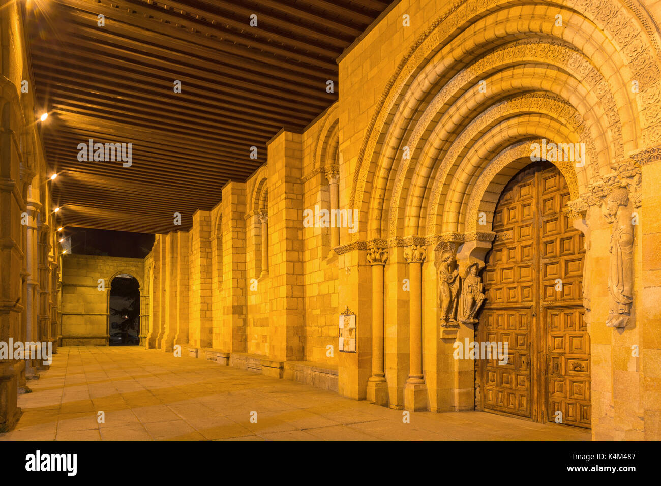 AVILA, Spanien, APRIL - 19, 2016: Der Portikus und romanische Südportal der Basilica de San Vicente mit den Aposteln (1130). Stockfoto