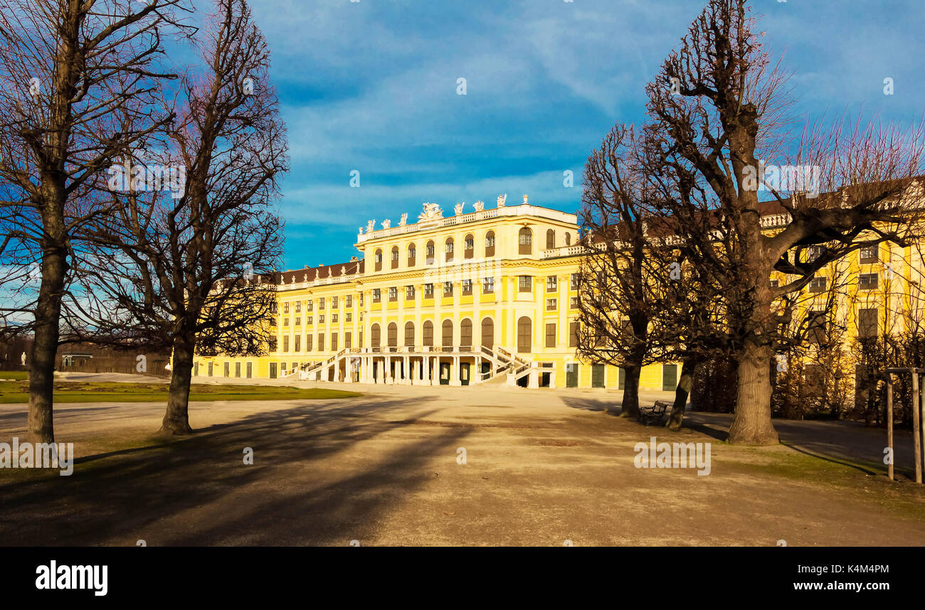 Das Schloss Schönbrunn ist eine ehemalige kaiserliche Sommerresidenz in Wien, Österreich. Stockfoto