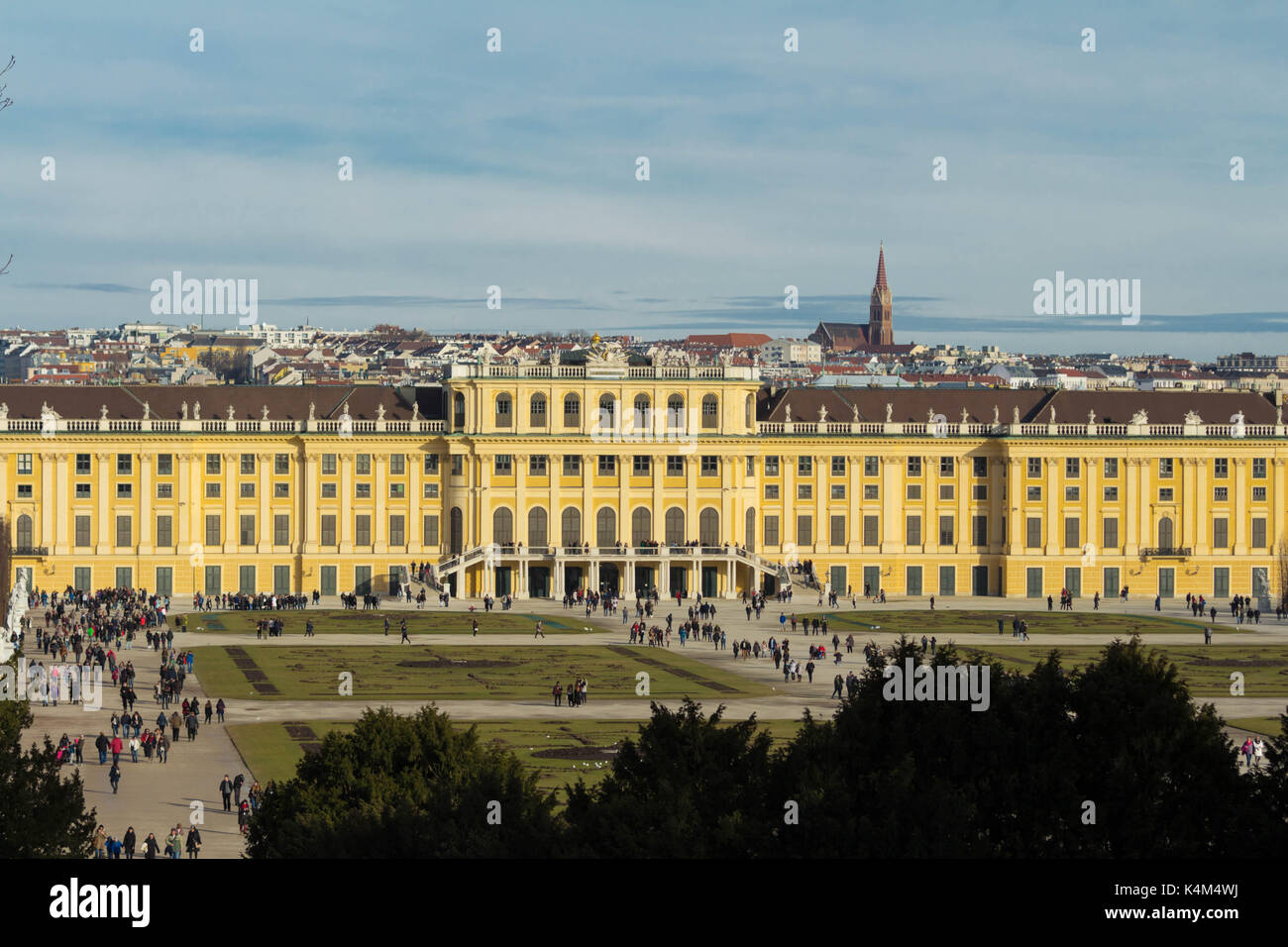 Das Schloss Schönbrunn ist eine ehemalige kaiserliche Sommerresidenz in Wien, Österreich. Stockfoto