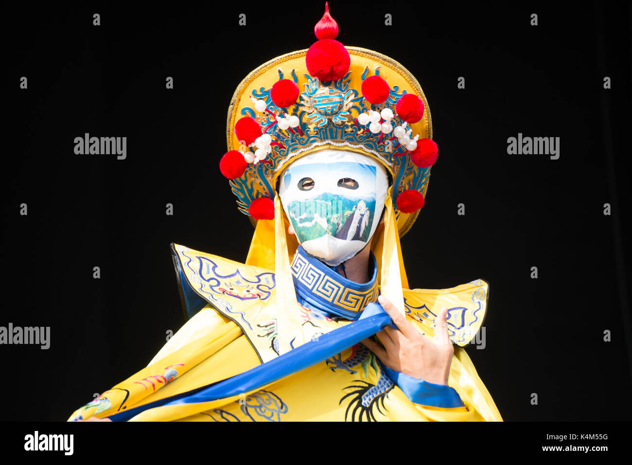 Sichuan Opera: „Face Changing“ beim China Festival 2017 in Köln. Stockfoto