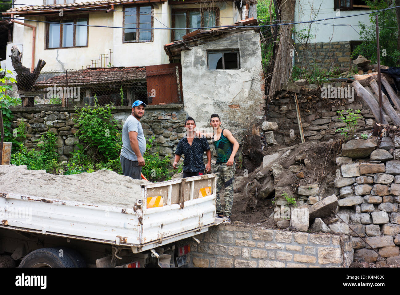 Männer arbeiten auf einer Baustelle in Veliko Tarnovo. Stockfoto