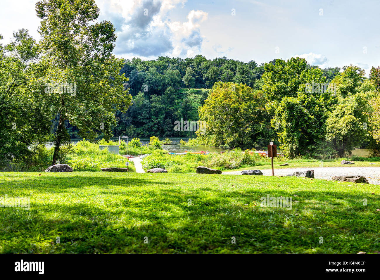 Washington DC, USA - 28. August 2017: Fletcher's Cove und Chesapeake und Ohio Canal National Historical Rock Creek Park mit Potomac River und Kajak r Stockfoto