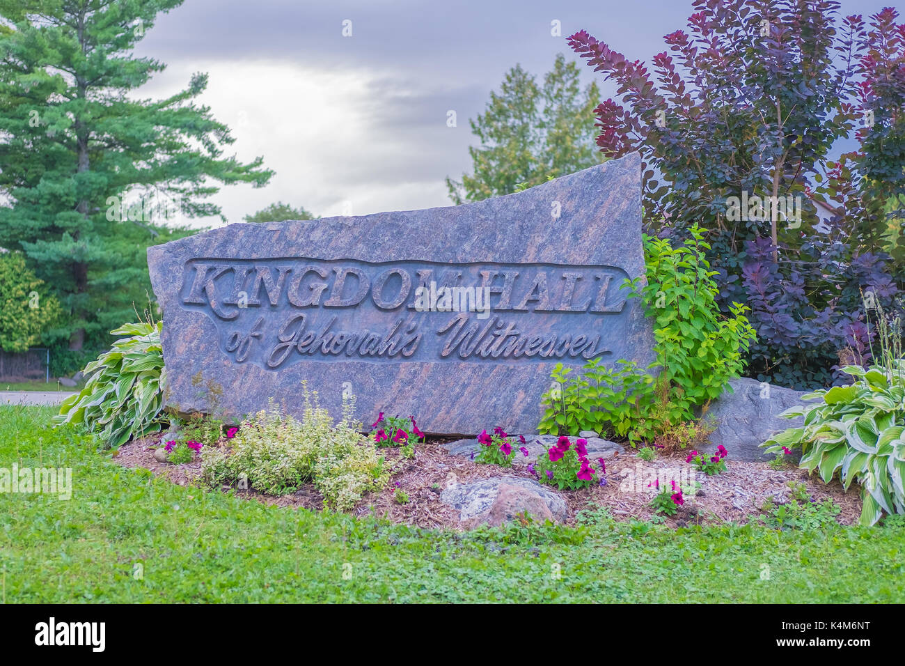 Granit marker Zeichen vor ein Zeuge Jehovas Königreich Hall. Zeugen Jehovas ist eine christliche Konfession gegründet von Charles Taze Russell ein Stockfoto