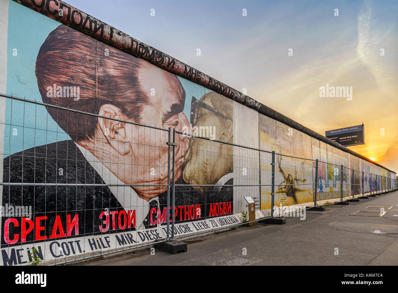 BERLIN, DEUTSCHLAND: 10. MAI 2017: Berliner Skyline Sonnenuntergang am berühmten Berliner Mauer, Berlin, Deutschland Stockfoto