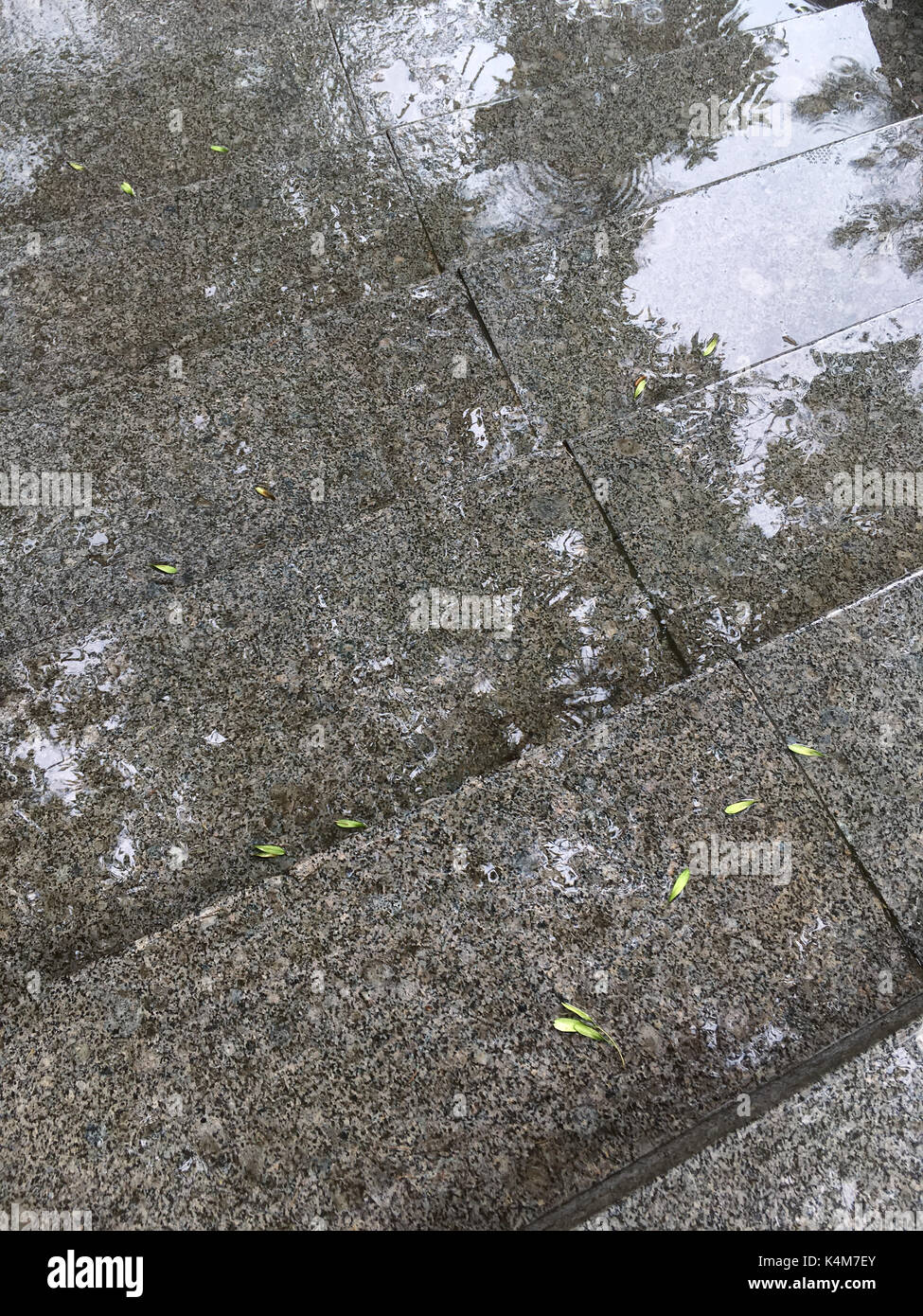 Granit Stufen der Treppe mit Regentropfen Spritzer während Regenguß Stockfoto