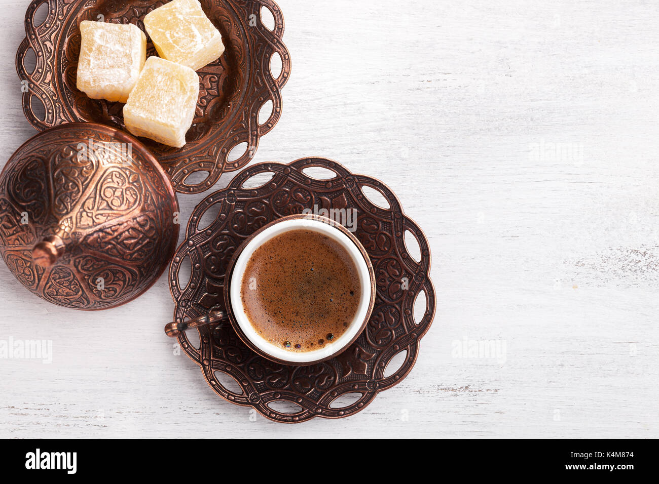 Traditionelle türkische Kaffee und Turkish Delight auf weißem Hintergrund schäbig aus Holz. Flach Stockfoto