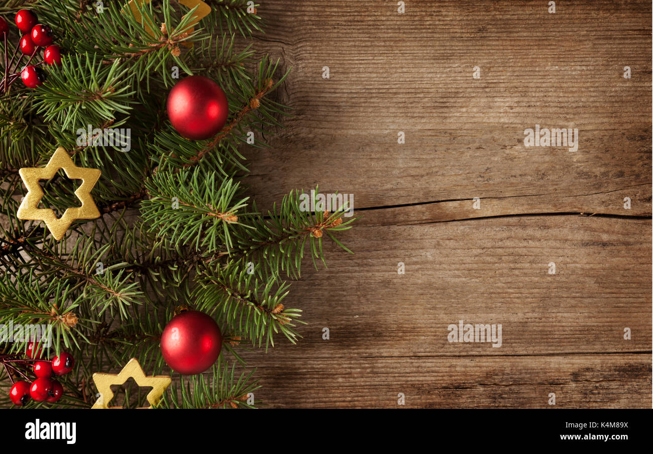 Tanne Zweig mit Weihnachtsschmuck auf dem Hintergrund der alten grunge Holzbrett Stockfoto