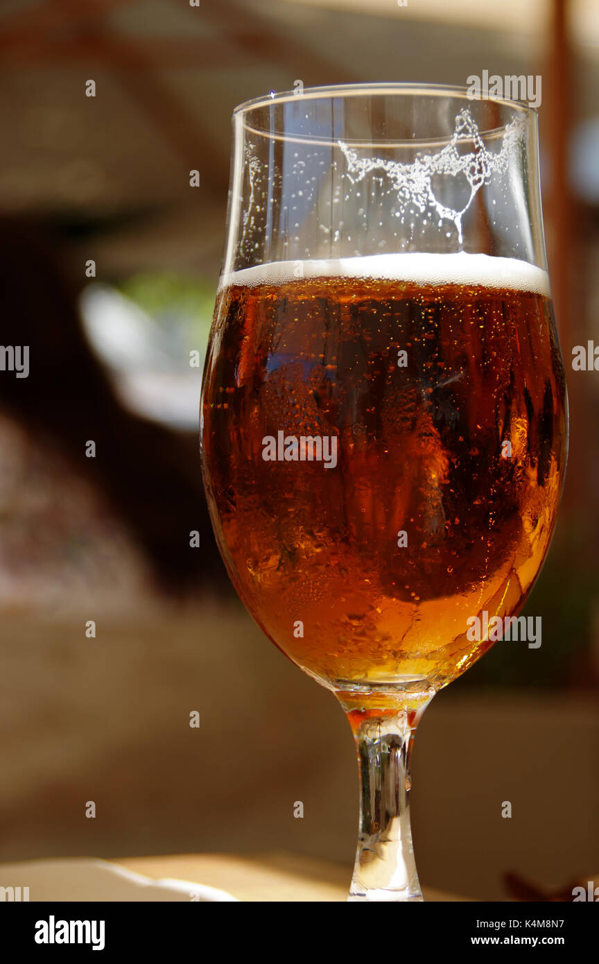 Kalte golden Bier im Glas mit Wassertropfen auf der Oberfläche Stockfoto