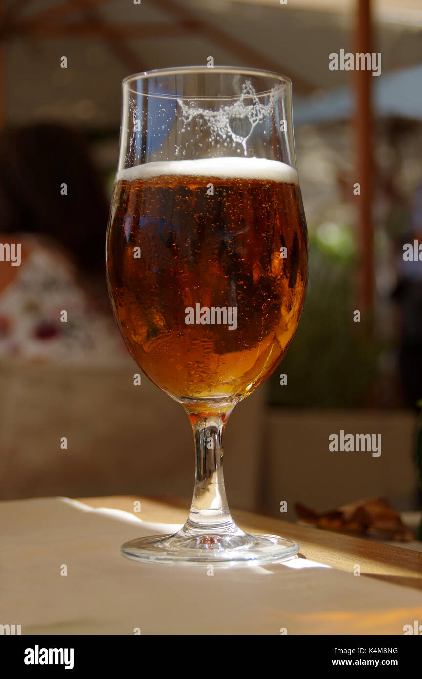 Kalte golden Bier im Glas mit Wassertropfen auf der Oberfläche Stockfoto