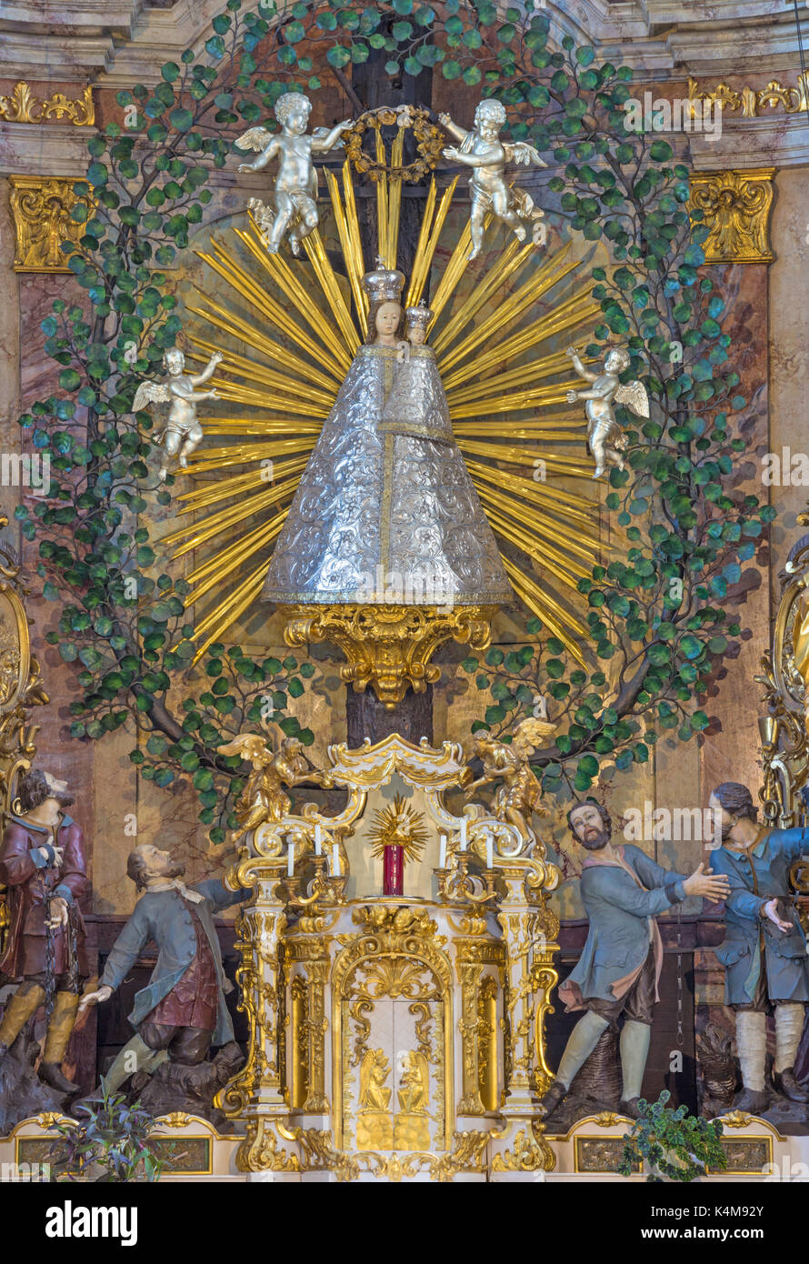 Wien, Österreich - 30. JULI 2014: Der zentrale Teil Hauptaltar mit Statue der Madonna in der Kirche Pfarkirche Maria Hietzing von Matthias Steinl (1751). Stockfoto
