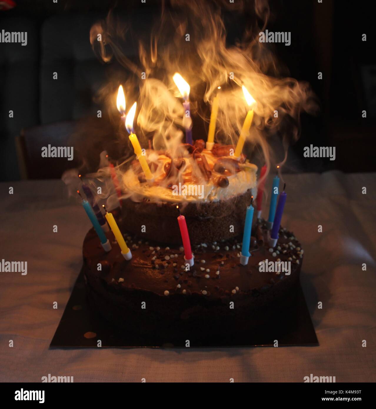 Geburtstag Kerzen wird herausgeblasen Stockfoto