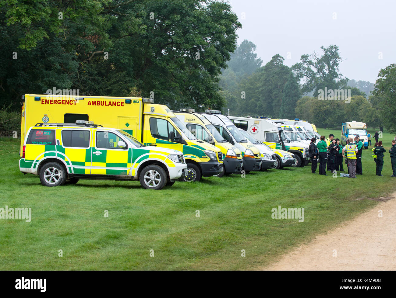 Einsatzfahrzeuge und Sanitäter warten auf Burghley Horse Trials zu beginnen. Stockfoto