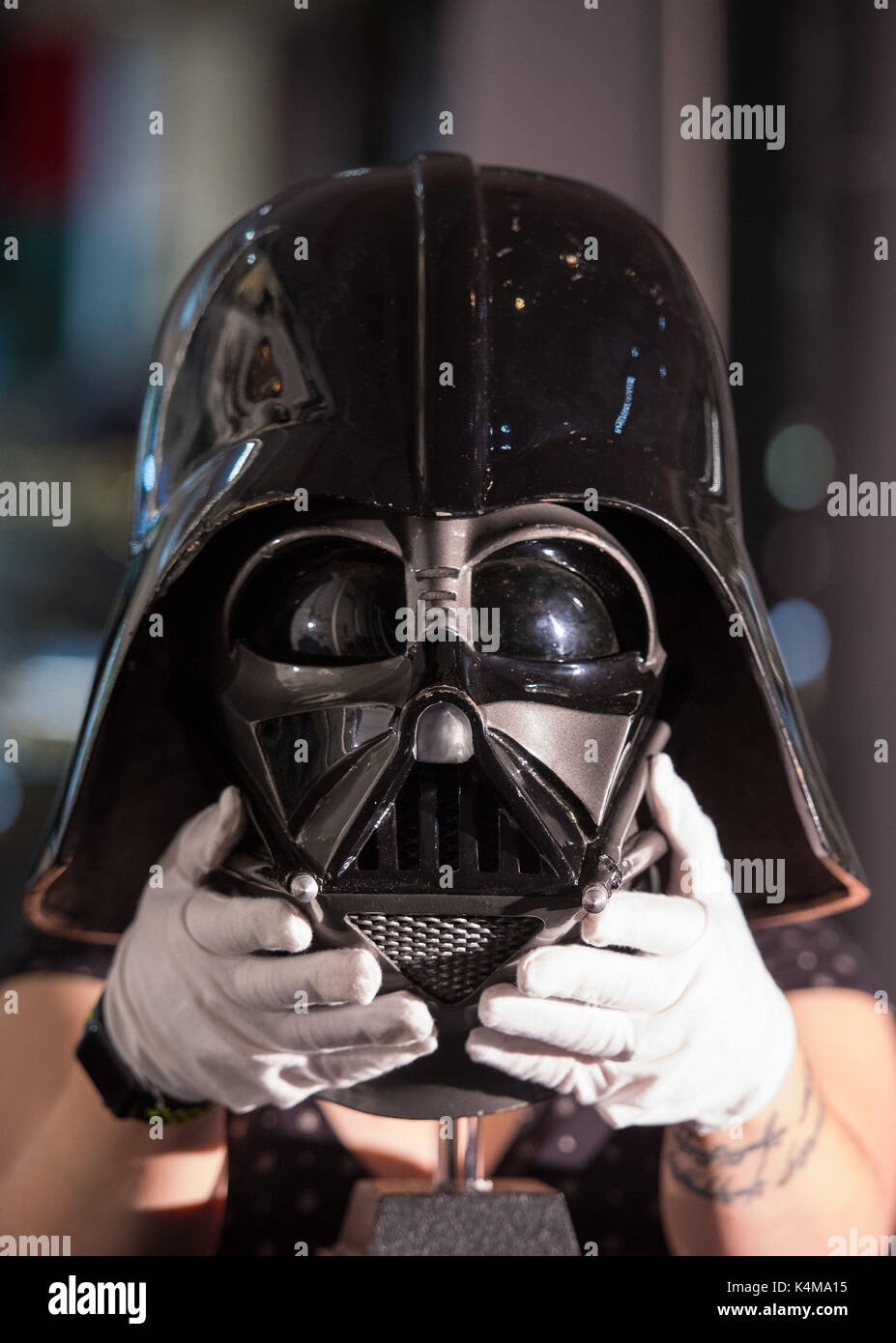 Sian Taylor blickt auf einen „Star Wars“-Darth Vader-Promo-Tourhelm, der während einer Vorschau der Prop Store Live Entertainment Memorabilia Auction voraussichtlich £30,000 - £50,000 holen wird, im BFI IMAX in London. Stockfoto