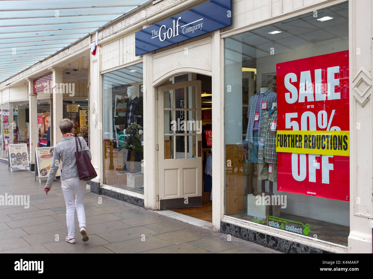 Die Golf Company Sommer Vertrieb, Verkauf Banner, Schaufenster, Store, Business Design, Einzelhandel, Illustration, Markt,, Zeichen, Straße, Mode, front, Werbung, Shopping, style, Gebäude, Symbol, kommerzielle, Tür, Moderne, Handel, Label, Marketing, Rabatt, Poster, Konzept, außen, Haus, Boutique, Werbung, Board, Storefront, Stadt, in der Lord Street, Southport, Merseyside, UK Stockfoto