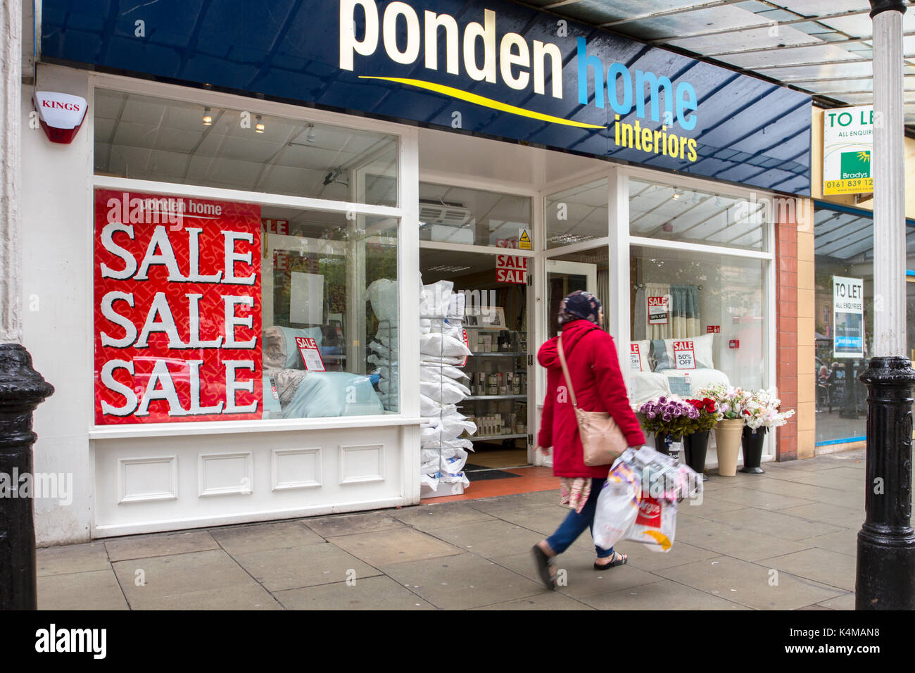 Ponden Home Interiors Sommer Vertrieb, Verkauf Banner, Schaufenster, Store, Business Design, Einzelhandel, Illustration, Markt,, Zeichen, Straße, Mode, front, Werbung, Shopping, style, Gebäude, Symbol, kommerzielle, Tür, Moderne, Handel, Label, Marketing, Rabatt, Poster, Konzept, außen, Haus, Boutique, Werbung, Board, Storefront, Stadt, in der Lord Street, Southport, Merseyside, UK Stockfoto