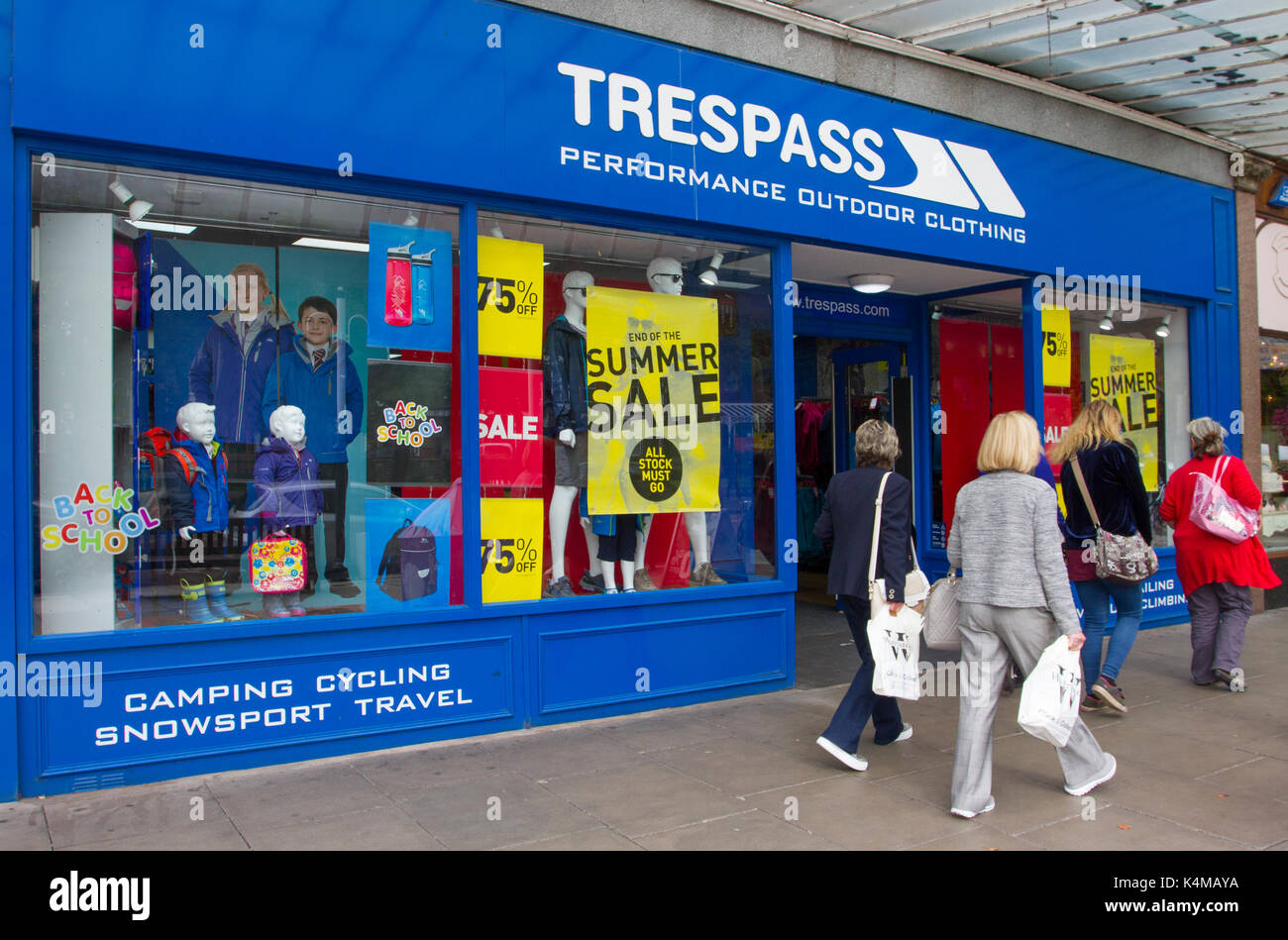 Trespass Store Sommerverkäufe, Verkaufsbanner, Schaufenster, Geschäft, Business Design, Einzelhandel, Illustration, Markt, Schild, Straße, Mode, Front, Werbung, Shopping, Style, Gebäude, Symbol, kommerziell, Tür, modern, Commerce, Label, Marketing, Rabatt, Poster, Konzept, Exterieur, Haus, Boutique, Werbung, Brett, Ladenfront, Stadt, in Lord Street, Southport, Merseyside, Großbritannien Stockfoto
