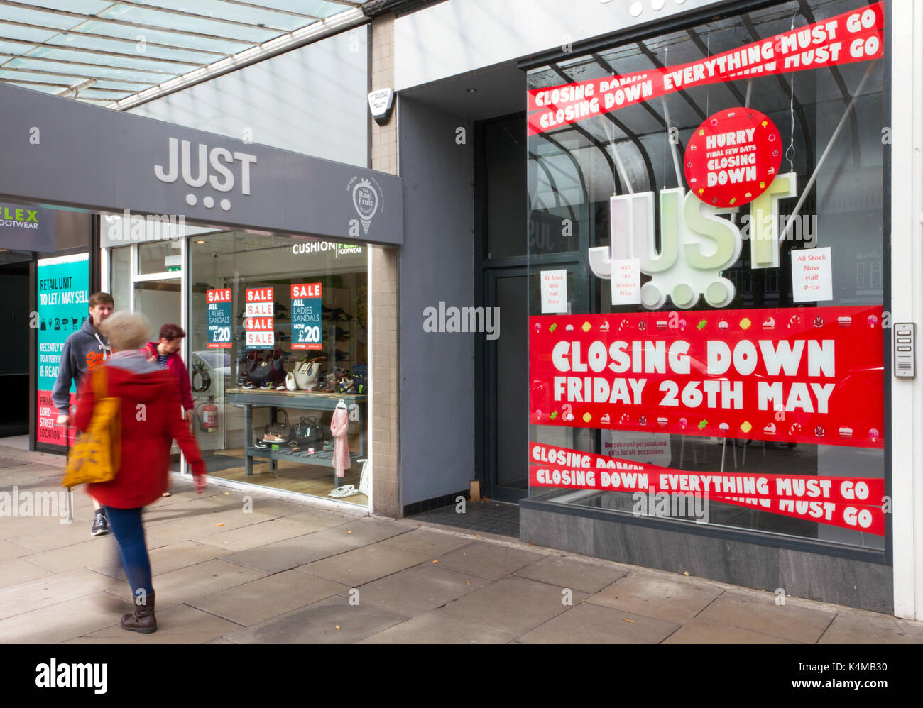 Nur unabhängige Sweet Shop, Schließung von Vertrieb, Verkauf Banner, Schaufenster, Store, Business Design, Einzelhandel, Illustration, Markt,, Zeichen, Straße, Mode, front, Werbung, Shopping, style, Gebäude, Symbol, kommerzielle, Tür, Moderne, Handel, Label, Marketing, Rabatt, Poster, Konzept, außen, Haus, Boutique, Werbung, Board, Storefront, Stadt, in der Lord Street, Southport, Merseyside, UK Stockfoto