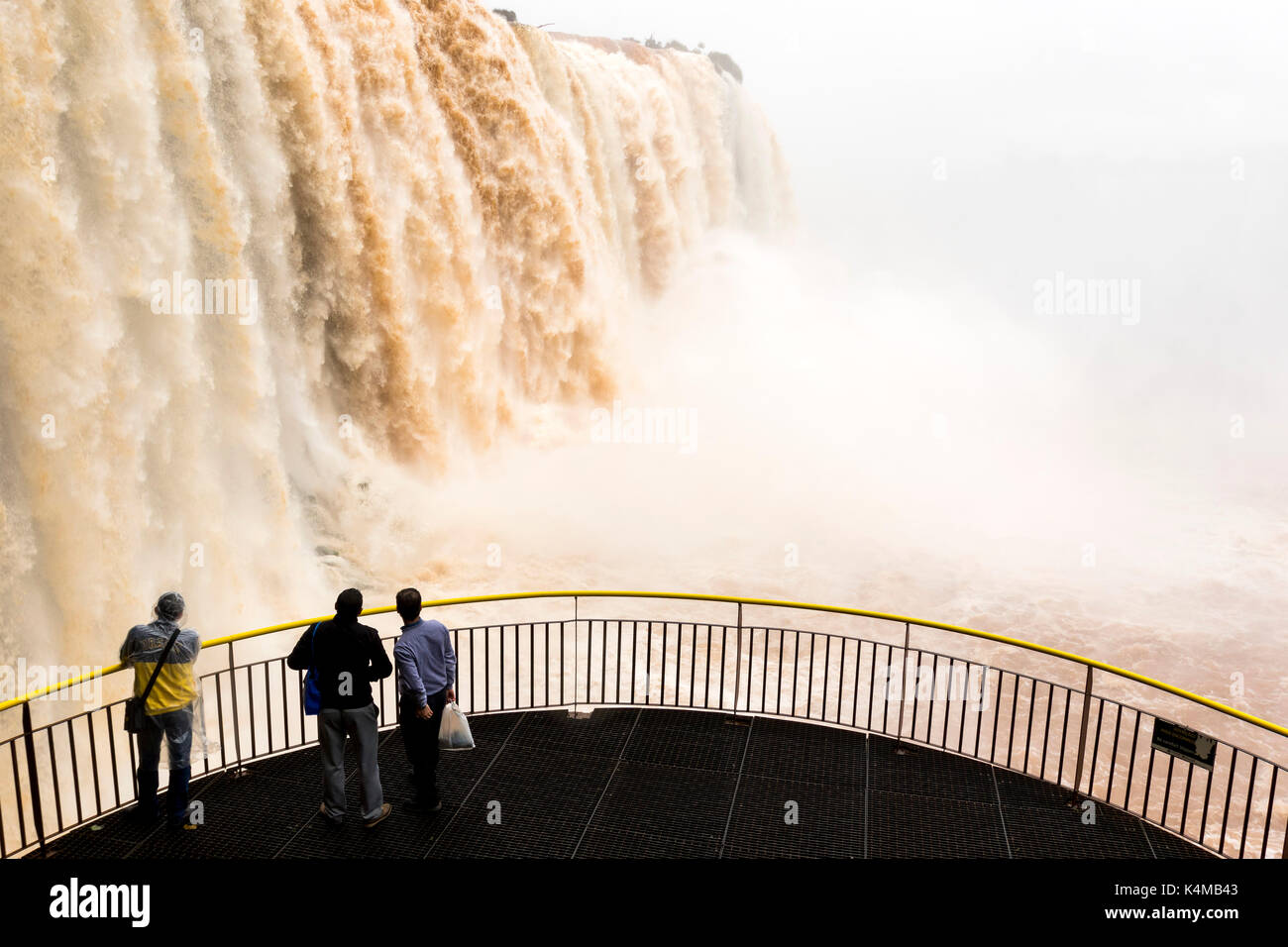 Touristen in eine Plattform in Iguazu falls Veiw aus Brasilien Stockfoto